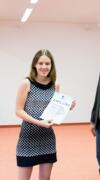 Hanna Marie Klek nimmt die Urkunde für den 5. Platz der deutschen Frauen entgegen. Foto: Tibor Erdösi