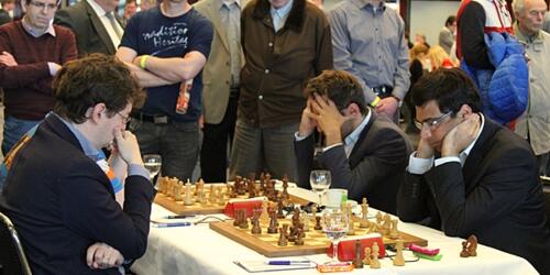 Lewon Aronjan und Viswanathan Anand (rechts im Bild) während der zentralen Endrunde in Berlin 2017