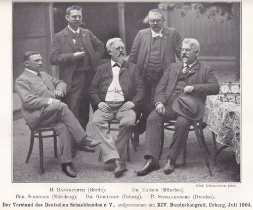 Vorstand des Deutschen Schachbundes im Jahr 1904: Heinrich Ranneforth, Dr. Franz Tausch (stehend von links); Christian Schröder, Dr. Rudolph Gebhardt und Paul Schellenberg (sitzend von links).