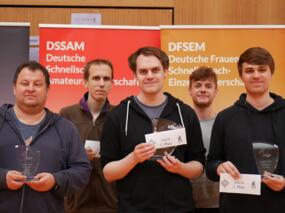 Die Sieger der Deutschen Schnellschach-Einzelmeisterschaft, v.l.n.r.: GM Daniel Fridman (3.), GM Hagen Poetsch (5.), GM Matthias Blübaum (1.), IM Alexander Krastev (4.), GM Rasmus Svane (2.)