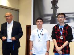 ECU-Präsident Surab Asmaiparaschwili, Ashot Parvanjan (Platz 5 U18) und Zhandos Agmanow (Kasachstan, Platz 6 U18)