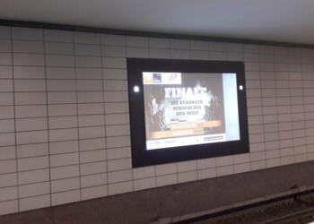 Videowerbung in einem Berliner S-Bahnhof