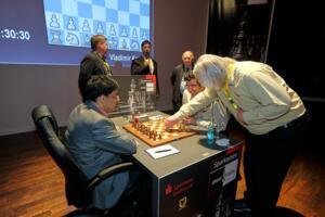 Artur Jussupow beim symbolischen ersten Zug am Brett von Viswanathan Anand und Wladimir Kramnik