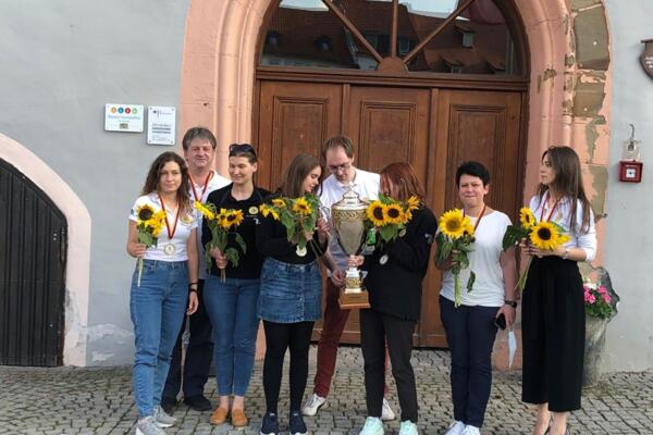 Der Stadtrat Frank Helmerich überreicht den Frauen Sonnenblumen und gratulierte im Namen der Stadt Bad Königshofen zur Titelverteidigung.