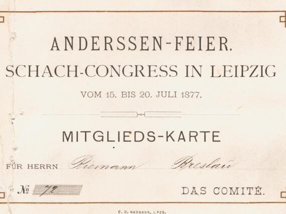 Teilnehmerkarte an der Anderssen-Feier und am Schachkongress in Leipzig 1877, ausgestellt auf den sogenannten "jüngsten Anderssen-Schüler" Fritz Riemann, der damals 18 Jahre alt war.
