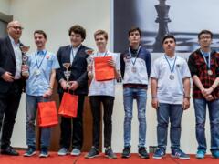 ECU-Präsident Surab Asmaiparaschwili, Viktor Gazik (Slowakei, Gold U18), Igor Janik (Silber U18), Szymon Gumularz (beide Polen, Bronze U18), Ashot Parvanjan (Platz 5 U18) und Zhandos Agmanow (Kasachstan, Platz 6 U18)