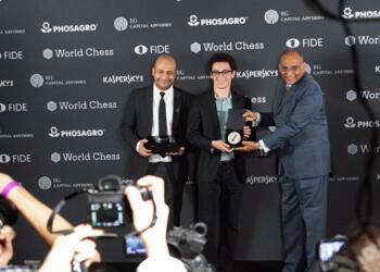 Worldchess-Chef Ilja Merenzon, Fabiano Caruana und FIDE-Vizepräsident Damal Villivalam Sundar (Indien)