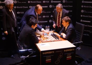 Erster Zug durch Andrej Gurjew, dem Vizepräsidenten Russischen Schachföderation, am Brett von Wladimir Kramnik und Sergej Karjakin