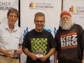 Kategorie 65+ bis Elo 2100: Reinhard Nosek (3.), Johannes Westermann (1.), Ralf-Axel Simon (2.)
