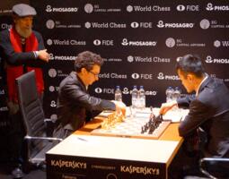 Lakhta Masouz (Vorsitzender FIDE Appeals Commitee) am Brett von Fabiano Caruana und Liren Ding