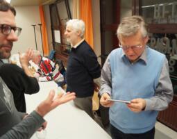 Hans-Joachim Hecht schaut ungläubig auf die Weltrangliste seines Jahrgangs auf dem Smartphone von Peter Held (links)