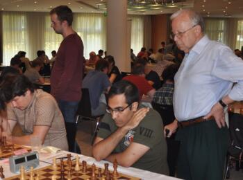 Wolfgang Uhlmann am Tisch von Chao Li und Suri Vaibhav im FIDE-Open