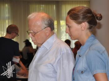 Wolfgang Uhlmann und Josefine Heinemann schauen beim FIDE-Open zu