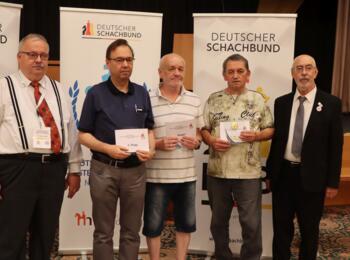 Altersklasse 65+: Schiedsrichter Lothar Oettel, Holger Namyslo (3.), Yuri Boidman (1.), Harald Matthey (2.) und Turnierleiter Gerhard Meiwald