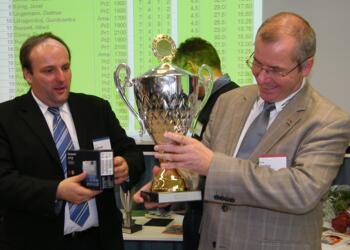 BSV-Präsident Carsten Schmidt mit dem Turniersieger Dr. Dirk Jordan