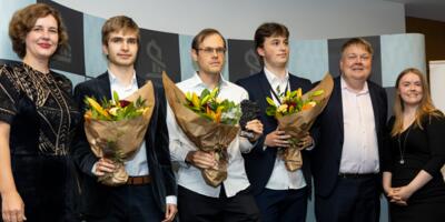 Dana Reizniece-Ozola (ECU-Vizepräsidentin), Alexey Sarana (Bronze), Anton Demchenko (Gold), Vincent Keymer (Silber) und Gunnar Björnsson (Turnierdirektor)