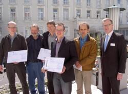 In der Mitte Patrick Stiller mit dem Siegerscheck über 750 Euro. Hinter ihm Peter Weber, ganz links Hannes Knuth.