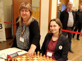Die Thüringer Schachbund-Präsidentin Diana Skibbe führt den symbolischen ersten Zug am Brett von Josefine Heinemann aus.
