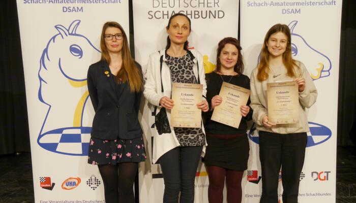 Die besten Frauen in Bad Wildungen: Carmen Voicu-Jagodzinsky - Platz 2 (2.v.l.), Jenny Gruen - Platz 1 (2.v.r.), Maike Haase - Platz 3 (1.v.r.). Links Schiedsrichterin Sandra Schmidt.