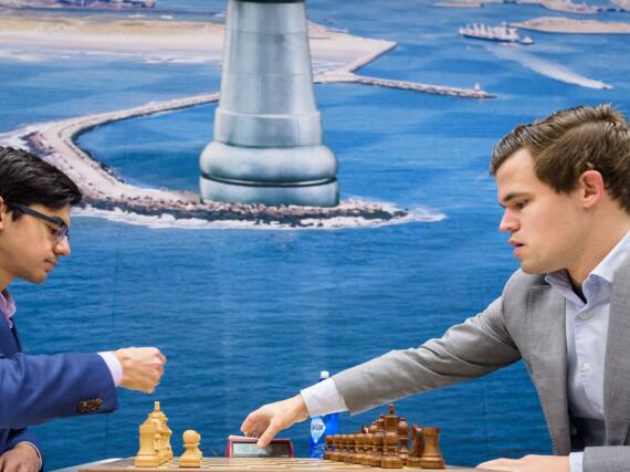 Magnus Carlsen setzt die Uhr in Gang, Anish Giri zieht