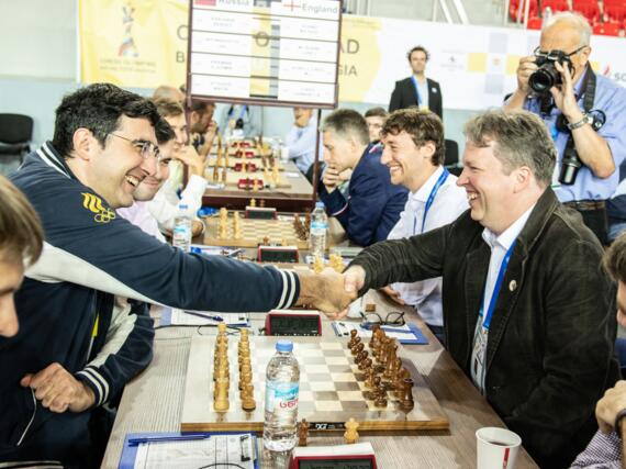 Russland gegen England: Wladimir Kramnik und Nigel Short begrüßen sich herzlich
