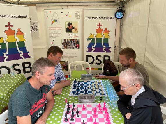 Mit den blauen Steinen spielend gelang DSB-Geschäftsführer Dr. Marcus Fenner (hinten links) ein Remis gegen den Spitzenspieler der Queerspringer, Holger Franke.
