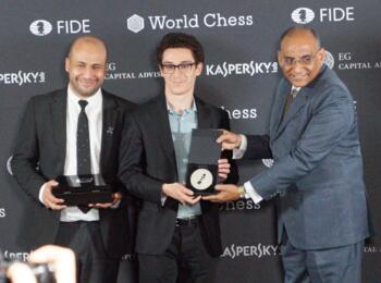 WorldChess-Chef Ilja Merenzon, Fabiano Caruana und FIDE-Vizepräsident Damal Villivalam Sundar (Indien)