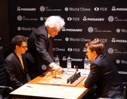 FIDE-Vizepräsident Israel Gelfer beim symbolischen 1. Zug am Brett von Fabiano Caruana und Sergej Karjakin