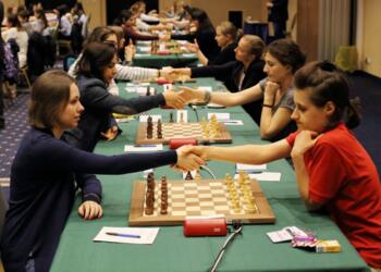 Filiz Osmanodja (rechts) in Runde 1 gegen die Nummer 1 Maria Musitschuk