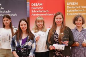 Die Siegerinnen der Deutschen Frauen-Schnellschachmeisterschaft, v.l.n.r.: Maria Kozachenko (5.), Marharyta Chrapko (2.), WFM Luisa Bashylina (4.), FM Lara Schulze (1.), WFM Brigitte von Herman (3.)