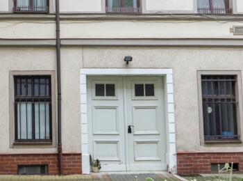 Schulhaus aus Anderssens Wohnungsperspektive