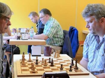 Auch Jochen Weiß (links) gelang ein Sieg gegen Uwe Kersten