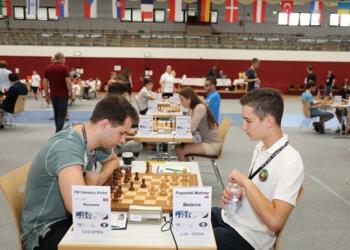 Victor Vasiesiu (Rumänien) machte in Runde 3 gegen Matvej Papunidi (Weißrussland) seinen dritten Punkt