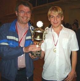Arik Braun mit Trainer Ulrich Haag und dem Siegerpokal der Jugend-Weltmeisterschaft