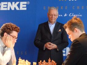 Wolfgang Grenke bei Fabiano Caruana gegen Magnus Carlsen