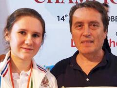Weltmeisterin Polina Schuwalowa mit ihrem Trainer GM Sergej Zagrebelnij