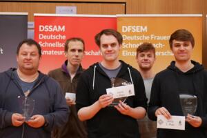 Die Sieger der Deutschen Schnellschach-Einzelmeisterschaft, v.l.n.r.: GM Daniel Fridman (3.), GM Hagen Poetsch (5.), GM Matthias Blübaum (1.), IM Alexander Krastev (4.), GM Rasmus Svane (2.)