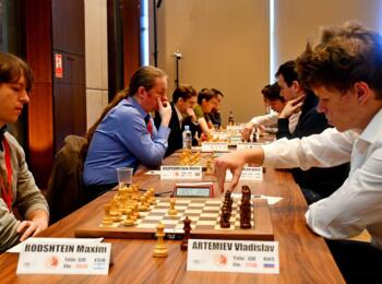 Maxim Rotstein gegen Wladislaw Artemjew, dahinter Liviu Dieter Nisipeanu gegen Kacper Piorun (11. Runde)