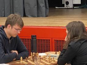 IM Ruben-Gideon Köllner (rechts) und IM Frederik Svane in der 9. Runde des GM-Invitationals