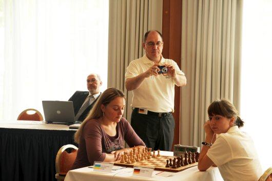 Uwe Bönsch am Brett von Inna Janowskaja-Gaponenko und Elisabeth Pähtz. Im Hintergrund der FIDE-Schiedsrichter Martin Sebastian.