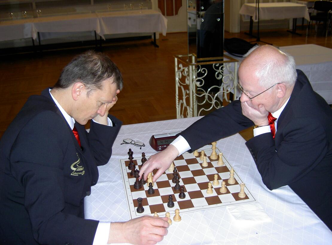 Horst Metzing (rechts) prüft die schachlichen Qualitäten des DSB-Präsidenten