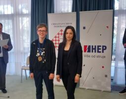 Marius Deuer mit Nina Rob von der Mitropa Chess Association (MCA)