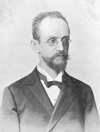 Johann Nepomuk Berger (1845-1933), auch der „Bindfaden“ genannt, nicht unbedingt wegen der von ihm bevorzugten Remis-Varianten. Auch er dürfte neben dem „großformatigen“ Lipke eher verloren gewirkt haben.