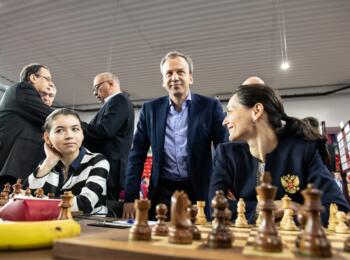 Alexandra Gorjatschkina, FIDE-Präsident Arkadi Dworkowitsch und Alexandra Kostenjuk (alle Russland)