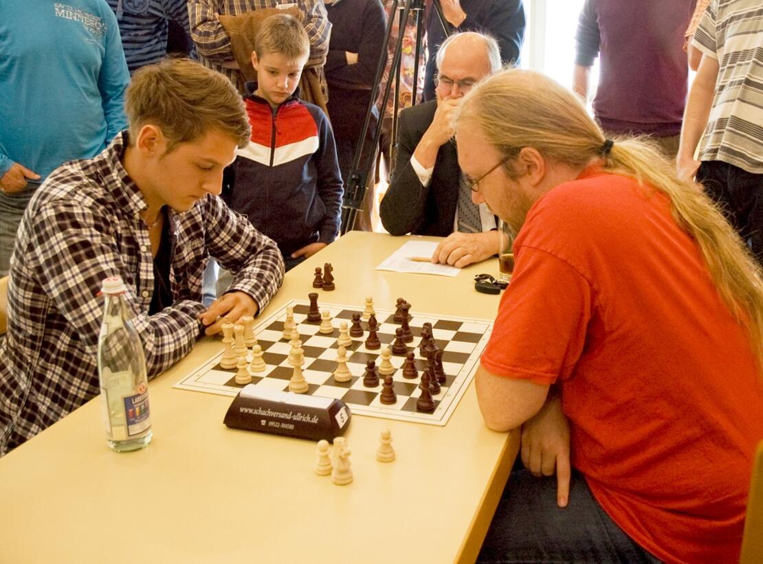FM Torsten Lang setzt sich in einem hochdramatischen Finale bei Fünf-Minuten-Blitzpartien durch gegen IM Jens Kotainy. Turnierleiter Ralph Alt überwacht die Regeln.