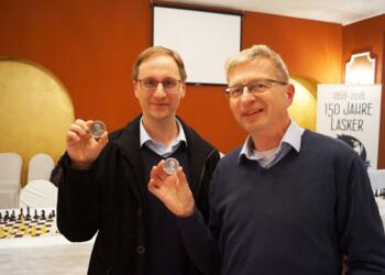 Holger Niese und Reinhard Baier mit ihren neuen Schätzen
