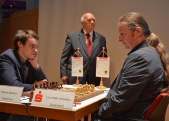 Matthias Blübaum und Liviu Dieter Nisipeanu in Runde 1