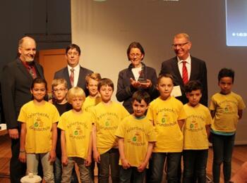 Ehrengäste des Turniers und Kinder der Grundschule Aplerbeck, die auf die Bühne durften