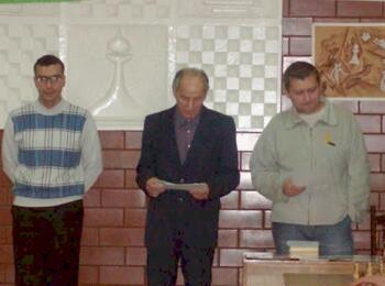 Schachklub Mogiljow: Leonid Schulgowskij (mitte), L. Saxonow (links, Jugendtrainer von Olga Badelka) und Olga Lopatinas Teamkollege Belaj Ladja aus der Schule