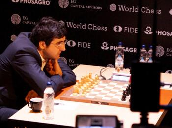 Wladimir Kramnik wartet auf den Rundenbeginn